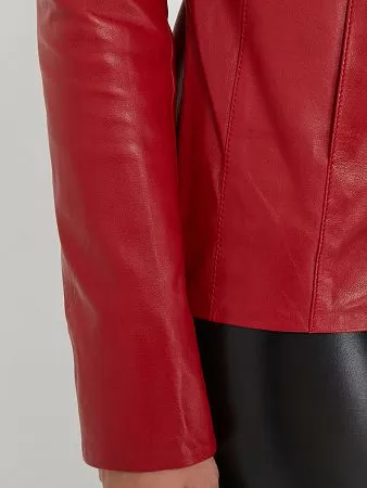 Кожаная приталенная женская куртка красная