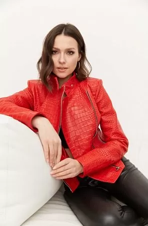 Красная куртка под питон